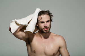 Mann streicht sich Handtuch über den Kopf